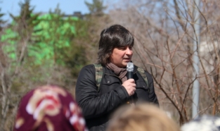 Мельниченко засветился на митинге, продемонстрировав безупречную прическу